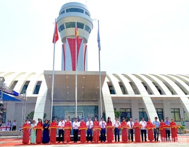 Các đại biểu cắt băng khánh thành Đài Kiểm soát không lưu Điện Biên.