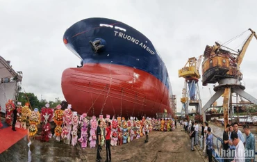 Đóng tàu Bạch Đằng hạ thủy tàu hàng trọng tải 17.500DWT