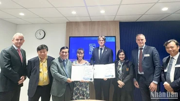 Tiến sĩ Nguyễn Thị Phương Thảo, Chủ tịch Hội đồng quản trị Vietjet (thứ 4 từ trái sang) cùng các lãnh đạo cấp cao Vietjet và Rolls-Royce chứng kiến Lễ ký hợp đồng tại Triển lãm Hàng không quốc tế Farnborough 2024.