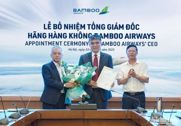Tân Tổng Giám đốc Bamboo Airways Lương Hoài Nam (giữa) nhận Quyết định bổ nhiệm và hoa từ Chủ tịch Hội đồng quản trị Bamboo Airways Lê Thái Sâm (ngoài cùng bên phải) và Phó Chủ tịch Thường trực Hội đồng quản trị Phan Đình Tuệ.