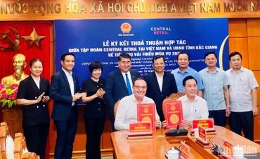 Đại diện Tập đoàn Central Retail Việt Nam và UBND tỉnh Bắc Giang ký thỏa thuận hợp tác về tiêu thụ vải thiều.