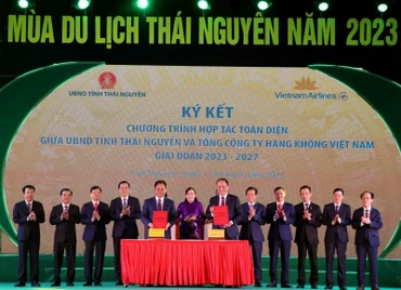 Ông Lê Hồng Hà, Tổng giám đốc Vietnam Airlines và ông Trịnh Việt Hùng, Chủ tịch UBND tỉnh Thái Nguyên ký kết và trao đổi biên bản hợp tác toàn diện.
