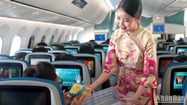 Vietnam Airlines tặng hành khách những món quà lưu niệm trên những chuyến bay Tết.