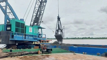 Khai thác cát phục vụ thi công đường cao tốc Cần Thơ-Cà Mau.