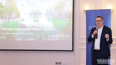Ông Dave Schulte, Giám đốc Điều hành mảng Tiếp thị máy bay thương mại Boeing khu vực Đông Bắc Á, Đông Nam Á và châu Đại Dương trình bày báo cáo triển vọng thị trường hàng không thương mại.