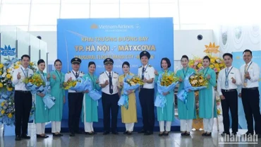 Phi hành đoàn trên chuyến bay VN63 tái lập cầu nối hàng không Hà Nội-Moscow.