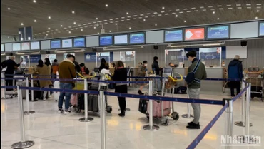 Hành khách Vietnam Airlines làm thủ tục tại sân bay Charles de Gaule, Paris, Pháp.
