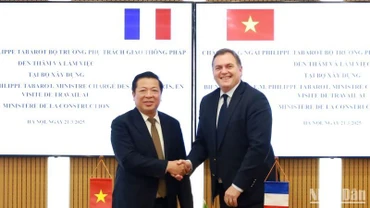Bộ trưởng Xây dựng Trần Hồng Minh (trái) tiếp Bộ trưởng Giao thông Pháp Philippe Tabarot.