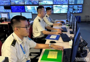 Các nhân viên Đội An ninh cơ động bằng các biện pháp nghiệp vụ đã nhanh chóng vào cuộc, giúp khách tìm ra chiếc ví bị bỏ quên.