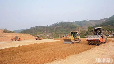Các nhà đầu tư, nhà thầu đang nỗ lực ngày đêm cho mục tiêu thông tuyến 2 dự án đường cao tốc Đồng Đăng-Trà Lĩnh và Hữu Nghị-Chi Lăng trong năm nay theo chỉ đạo của Thủ tướng Chính phủ.