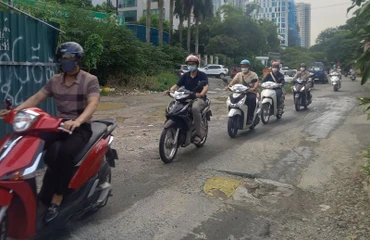 Đoạn đường qua trụ sở Cục Đường bộ Việt Nam có nhiều cơ quan, công sở, lưu lượng tham gia giao thông lớn, nhất là những khung giờ cao điểm.