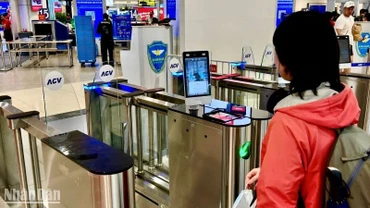 Hành khách có tài khoản định danh mức 2 có thể đăng nhập ứng dụng VNeID, đặt mua vé bay Vietjet và làm thủ tục check-in trực tuyến và xác thực sinh trắc học (eKYC) để qua cửa an ninh cũng như cửa ra tàu bay.