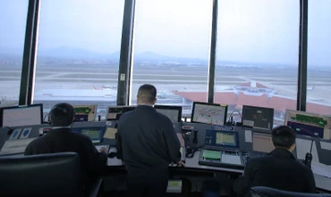 Hoạt động của kiểm soát viên không lưu tại sân bay Nội Bài.