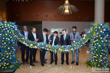 Ông Hoàng Tùng, Tổng lãnh sự Việt Nam tại Mumbai, cùng đại diện lãnh đạo Vietnam Airlines và sân bay Chhatrapati Shivaji Maharaj thực hiện nghi thức khai trương chuyến bay.