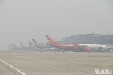 Do sương mù dày đặc, 1 chuyến bay chở hàng KJ511 từ Incheon (Hàn Quốc) về Hà Nội buộc phải chuyển hướng hạ cánh xuống sân bay Đà Nẵng.