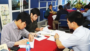 Hỗ trợ tư vấn tìm việc làm cho người lao động. Ảnh: SONG ANH