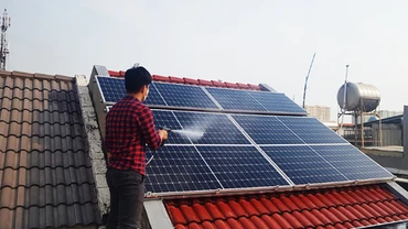 Nhiều người lựa chọn mua các tấm pin cũ, tự lắp đặt để giảm chi phí.