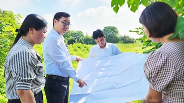 Cán bộ xã Kim Hoa xuống cơ sở giải đáp thắc mắc cho người dân.