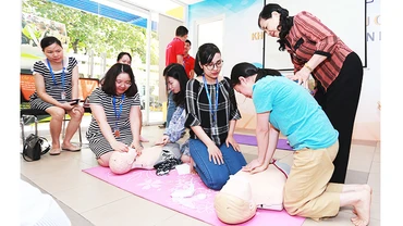 Lớp hướng dẫn kỹ năng cần thiết trong sơ cứu, cấp cứu cho trẻ em. Ảnh: NGUYỆT ANH