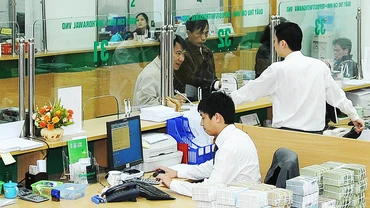 Dự báo lãi suất cho vay sẽ giảm thêm trong thời gian tới. Ảnh: NAM ANH