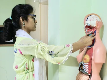 Ritika Maurya đang thực hành kiểm tra trên hình nộm. Ảnh: THE GUARDIAN