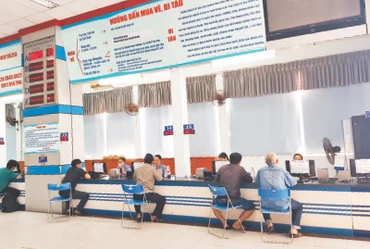 Nhân viên ga Sài Gòn trả vé tàu Tết Giáp Thìn cho hành khách đặt mua trên hệ thống trực tuyến của ngành đường sắt và mua trực tiếp tại nhà ga.