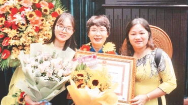 Cô Võ Thị Tuyết (đứng giữa) cùng con gái Nguyễn Thị Cẩm Tú (bên trái) trong buổi lễ nhận Giải thưởng Võ Trường Toản 2023.