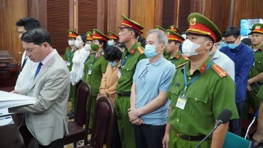 Các bị cáo tại phiên xét xử sơ thẩm sáng 5/3.