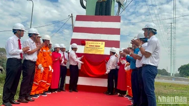 Các đại biểu làm lễ khánh thành công trình.