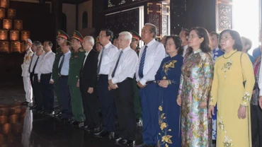 Các đồng chí lãnh đạo, nguyên lãnh đạo Đảng, Nhà nước, Thành phố Hồ Chí Minh dự buổi họp mặt. (Ảnh: Minh Khang)