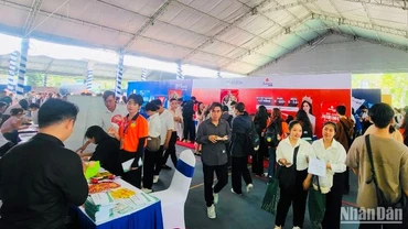 Ngày hội HUTECH Career Day 2024 thu hút hàng nghìn sinh viên tham gia tìm hiểu và ứng tuyển