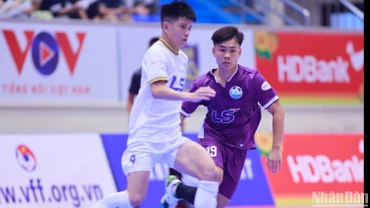 Tình huống bóng giữa cầu thủ hai đội Hà Nội và Thái Sơn Bắc