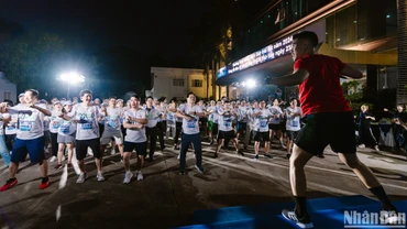 Cán bộ, công nhân viên, người lao động Tổng công ty Điện lực miền nam hưởng ứng hoạt động tiết kiệm điện trong chiến dịch Giờ Trái đất 2024.