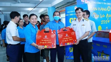 Đại tá Nguyễn Năng Toàn, Bí thư Đảng ủy, Chủ tịch Tổng Công ty và lãnh đạo Liên đoàn lao động thành phố Thủ Đức trao quà cho người lao động.