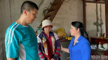 Đại diện Mặt trận Tổ quốc Thành phố Hồ Chí Minh (bên phải) thăm, động viên, trao hỗ trợ cho các gia đình nạn nhân.