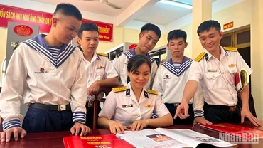 Cán bộ, chiến sĩ đọc những thông tin ý nghĩa trên ấn phẩm Báo Nhân Dân Xuân Giáp Thìn 2024.