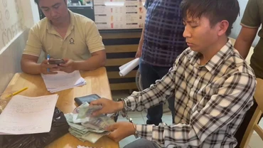 Lê Xuân Đào làm việc với cơ quan chức năng. (Ảnh: Công an cung cấp)