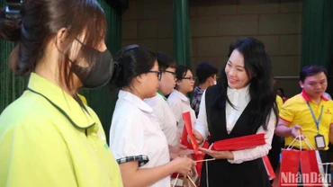 Ban tổ chức trao quà cho các em nhỏ có hoàn cảnh khó khăn tại huyện Bình Chánh.