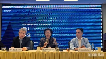 Đại diện Ban Tổ chức Diễn đàn trao đổi thông tin với các cơ quan báo chí.