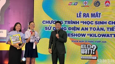 Các giáo viên và học sinh trải nghiệm các câu hỏi trong chương trình Kilowatt.