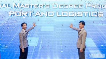 Đại diện lãnh đạo hai trường đại học thực hiện nghi thức ra mắt chương trình đào tạo Thạc sĩ song bằng Cảng và Logistics.