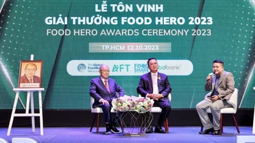 Ông Nguyễn Tuấn Khởi, Chủ tịch Ngân hàng Thực phẩm Việt Nam trong một lần trò chuyện với GS,TS Võ Tòng Xuân tại Lễ tôn vinh giải thưởng Food hero 2023 (Ảnh: BÙI DUYÊN)