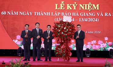 Đồng chí Lê Quốc Minh, Ủy viên Trung ương Đảng, Tổng Biên tập Báo Nhân Dân, Phó Trưởng Ban Tuyên giáo Trung ương, Chủ tịch Hội Nhà báo Việt Nam tặng hoa chúc mừng Báo Hà Giang.