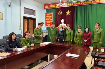 Cơ quan điều tra công bố quyết định khởi tố bị can, lệnh bắt bị can để tạm giam đối với Phạm Thị Kim Dung và Hoàng Thị Phượng.
