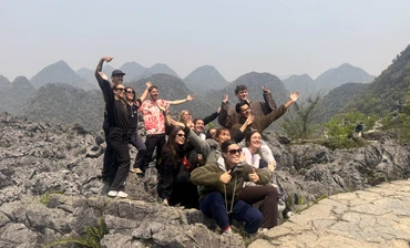 Du khách thích thú check-in tại điểm du lịch bãi đá mặt trăng tại xã Sà Phìn, huyện Đồng Văn, Hà Giang.