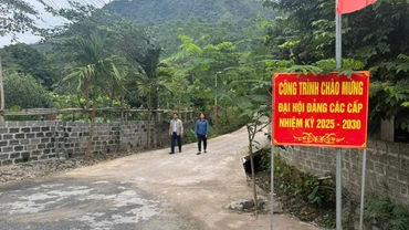 Công trình làm đường bê-tông chào mừng đại hội đảng bộ các cấp tại thôn đội 5, xã Ngọc Linh, huyện Vị Xuyên (Hà Giang).