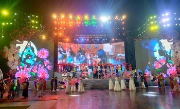 Chương trình nghệ thuật tại lễ khai mạc Lễ hội văn hóa, du lịch và ẩm thực quốc tế lần thứ nhất.