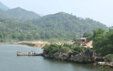 Khai thác cát làm vật liệu xây dựng thông thường trên sông Lô, huyện Vị Xuyên (Hà Giang).