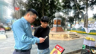 Du khách check-in điểm đến tại Km0, thành phố Hà Giang.