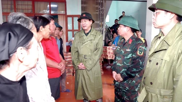 Lãnh đạo tỉnh Hà Giang thăm hỏi, động viên người dân xã Việt Vinh, huyện Bắc Quang, phải di dời đến nơi an toàn. 